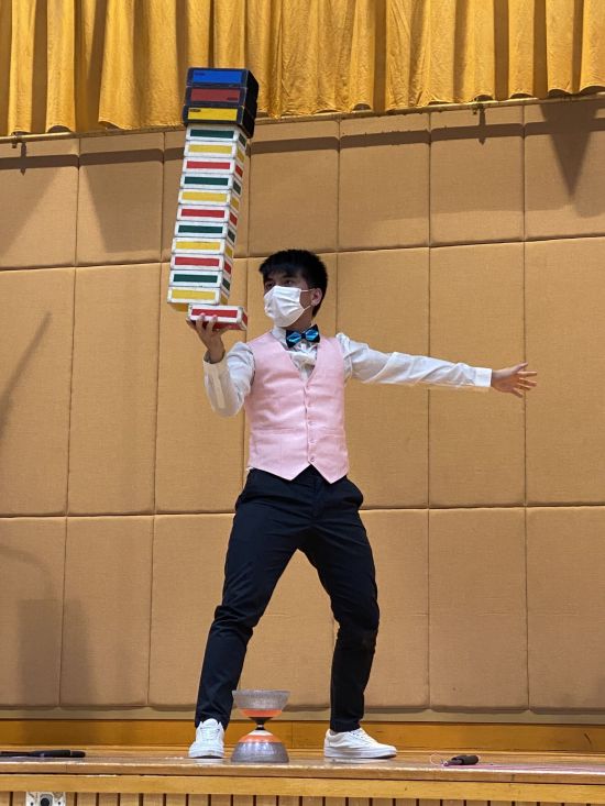 10月 - 魔術及雜耍表演